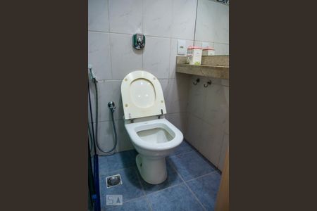 Banheiro de apartamento à venda com 2 quartos, 77m² em Copacabana, Rio de Janeiro