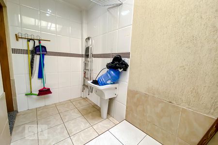 Casa de condomínio à venda com 97m², 2 quartos e 2 vagasLavanderia