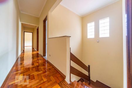 Casa à venda com 180m², 3 quartos e 5 vagasEscada e Corredor