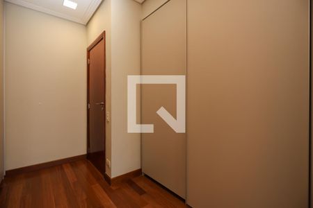 Apartamento à venda com 228m², 4 quartos e 3 vagas Apartamento à venda com 228m², 4 quartos e 3 vagasCloset da Suíte 1