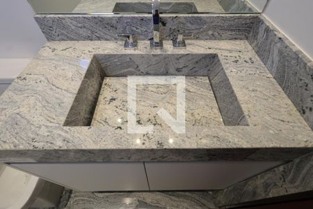 Apartamento à venda com 228m², 4 quartos e 3 vagas Apartamento à venda com 228m², 4 quartos e 3 vagasBanheiro da Suíte 2