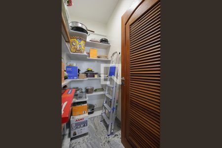 Apartamento à venda com 228m², 4 quartos e 3 vagas Apartamento à venda com 228m², 4 quartos e 3 vagasDespensa