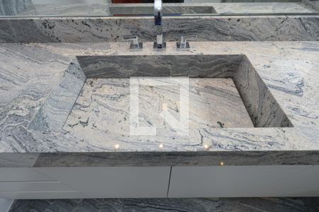 Apartamento à venda com 228m², 4 quartos e 3 vagas Apartamento à venda com 228m², 4 quartos e 3 vagasBanheiro da Suíte 1