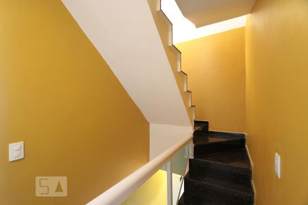 Casa de condomínio à venda com 220m², 3 quartos e 1 vagaEscada