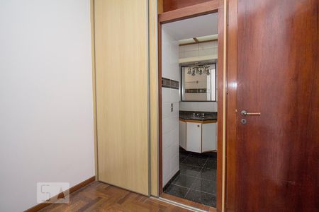 Apartamento à venda com 180m², 4 quartos e 3 vagasQuarto suíte 3 - Armário e banheiro