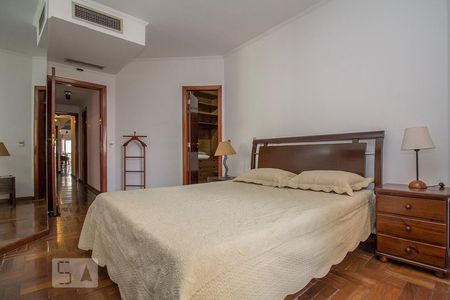 Apartamento à venda com 180m², 4 quartos e 3 vagasQuarto suíte 1 - Closet e detalhe do ar condicionado (central)