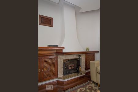 Detalhe lareira de apartamento à venda com 4 quartos, 180m² em Perdizes, São Paulo