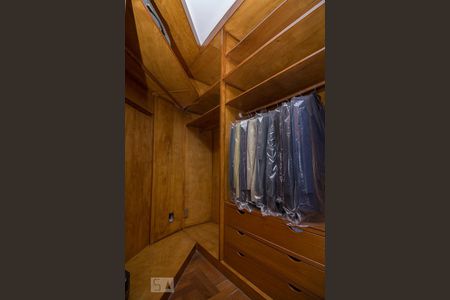 Apartamento à venda com 180m², 4 quartos e 3 vagasDetalhe do closet