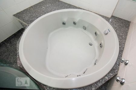 Apartamento à venda com 180m², 4 quartos e 3 vagasDetalhe - Banheiro Suíte 1