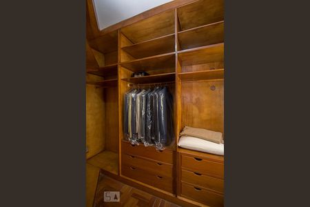 Apartamento à venda com 180m², 4 quartos e 3 vagasDetalhe do closet