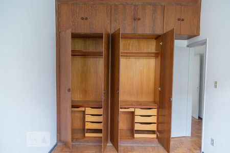 Apartamento para alugar com 100m², 4 quartos e 1 vaga Apartamento para alugar com 100m², 4 quartos e 1 vagaArmário do Quarto 2