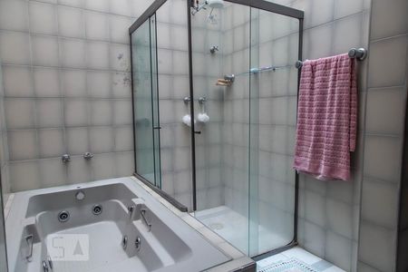Casa à venda com 254m², 3 quartos e 3 vagasBanheiro da suíte
