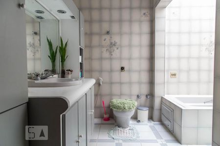 Casa à venda com 254m², 3 quartos e 3 vagasBanheiro da suíte