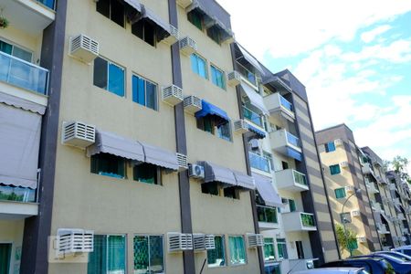 Fachada de apartamento à venda com 2 quartos, 50m² em Jacarepaguá, Rio de Janeiro