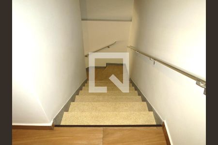 Escadas de casa para alugar com 3 quartos, 160m² em Vila Arcádia, São Paulo