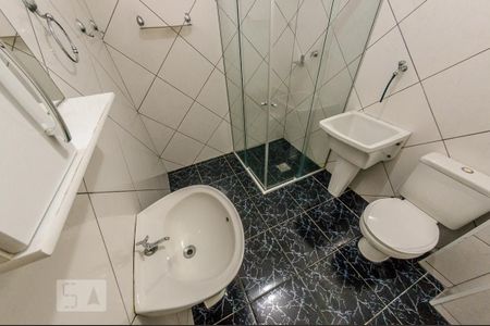 Banheiro de kitnet/studio para alugar com 1 quarto, 45m² em Centro, Campinas