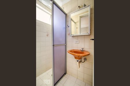 Banheiro de kitnet/studio para alugar com 1 quarto, 30m² em Cristo Rei, Curitiba