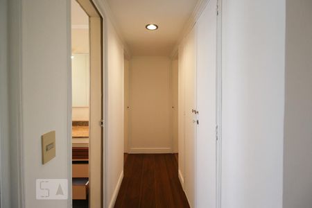 Corredor de apartamento para alugar com 2 quartos, 100m² em Itaim Bibi, São Paulo