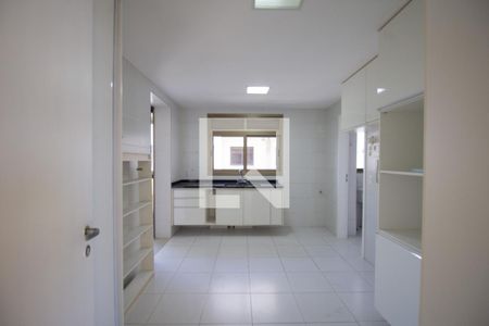 Apartamento à venda com 368m², 4 quartos e 4 vagasCozinha e Área de Serviço
