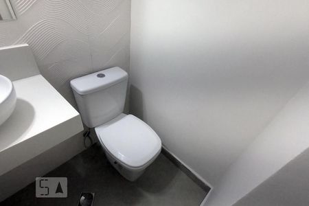Apartamento para alugar com 160m², 3 quartos e sem vagaBanheiro - Primeiro Piso