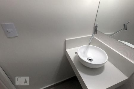 Apartamento para alugar com 160m², 3 quartos e sem vagaBanheiro - Primeiro Piso