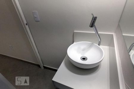 Apartamento para alugar com 160m², 3 quartos e sem vagaBanheiro - Primeiro Piso