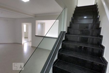 Apartamento para alugar com 160m², 3 quartos e sem vagaEscada de acesso ao Segundo Piso