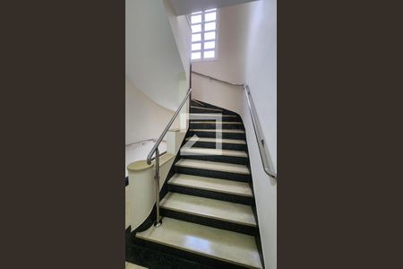 Apartamento para alugar com 70m², 2 quartos e 1 vagaEscada