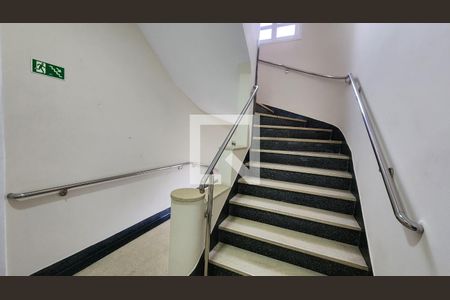 Apartamento para alugar com 70m², 2 quartos e 1 vagaEscada