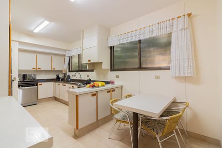 Apartamento à venda com 267m², 4 quartos e 3 vagas Apartamento à venda com 267m², 4 quartos e 3 vagasCozinha