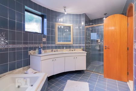 Apartamento à venda com 267m², 4 quartos e 3 vagas Apartamento à venda com 267m², 4 quartos e 3 vagasBanheiro Suíte 2