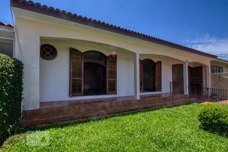Fachada e Jardim de casa para alugar com 3 quartos, 120m² em Bacacheri, Curitiba