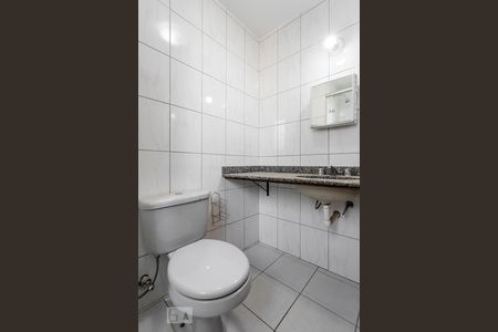 Banheiro da Suíte de apartamento para alugar com 3 quartos, 80m² em Jardim Carvalho, Porto Alegre