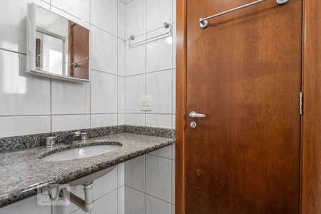 Banheiro da Suíte de apartamento para alugar com 3 quartos, 80m² em Jardim Carvalho, Porto Alegre
