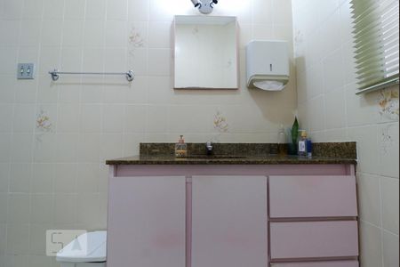 Casa à venda com 235m², 3 quartos e 2 vagasBanheiro