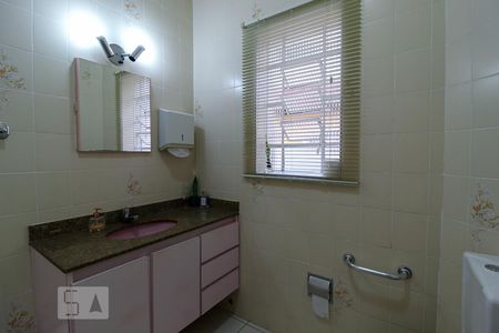 Casa à venda com 235m², 3 quartos e 2 vagasBanheiro