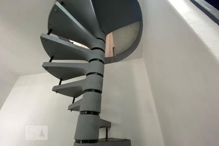 Casa à venda com 150m², 3 quartos e 2 vagasEscada