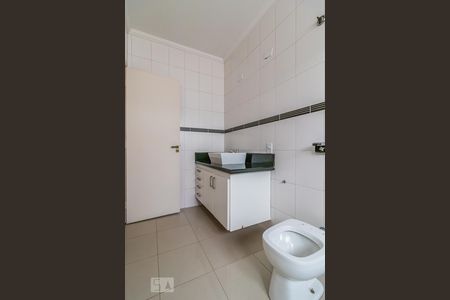 Casa de condomínio para alugar com 900m², 8 quartos e 4 vagas Casa de condomínio para alugar com 900m², 8 quartos e 4 vagasBanheiro da Suíte 4