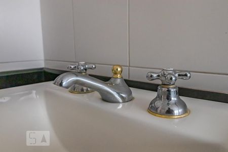 Casa de condomínio para alugar com 900m², 8 quartos e 4 vagas Casa de condomínio para alugar com 900m², 8 quartos e 4 vagasBanheiro da Suíte 4