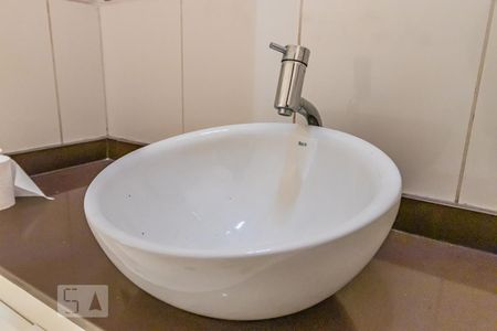 Casa de condomínio para alugar com 900m², 8 quartos e 4 vagas Casa de condomínio para alugar com 900m², 8 quartos e 4 vagasBanheiro da Suíte 2