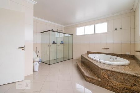 Casa de condomínio para alugar com 900m², 8 quartos e 4 vagas Casa de condomínio para alugar com 900m², 8 quartos e 4 vagasBanheiro da Suíte 5