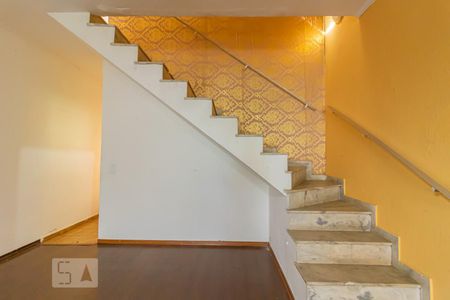 Casa para alugar com 250m², 3 quartos e 1 vagaEscada para os Quartos