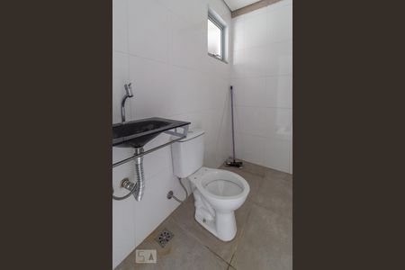 Banheiro de kitnet/studio para alugar com 1 quarto, 17m² em Vila Indiana, São Paulo