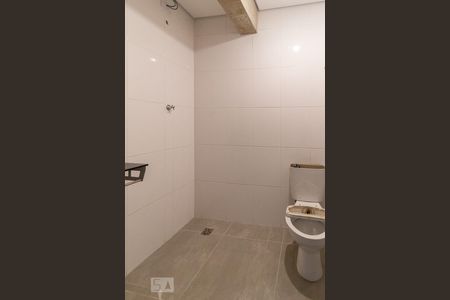 Banheiro de kitnet/studio para alugar com 1 quarto, 20m² em Vila Indiana, São Paulo