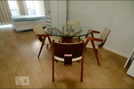 Sala / Quarto de kitnet/studio para alugar com 1 quarto, 31m² em Centro, Rio de Janeiro