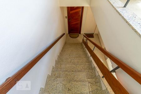 Apartamento à venda com 55m², 3 quartos e 1 vaga Apartamento à venda com 55m², 3 quartos e 1 vagaEscada