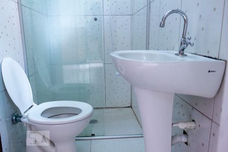 Banheiro de casa de condomínio para alugar com 1 quarto, 48m² em Vila Firmiano Pinto, São Paulo