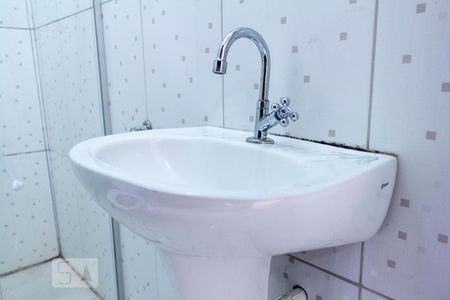 Banheiro de casa de condomínio para alugar com 1 quarto, 48m² em Vila Firmiano Pinto, São Paulo