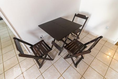 Sala - Mesa e cadeiras de Apartamento com 1 quarto, 69m² Botafogo