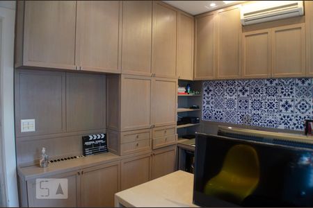 Apartamento à venda com 400m², 4 quartos e 6 vagas Apartamento à venda com 400m², 4 quartos e 6 vagasEscritório 1